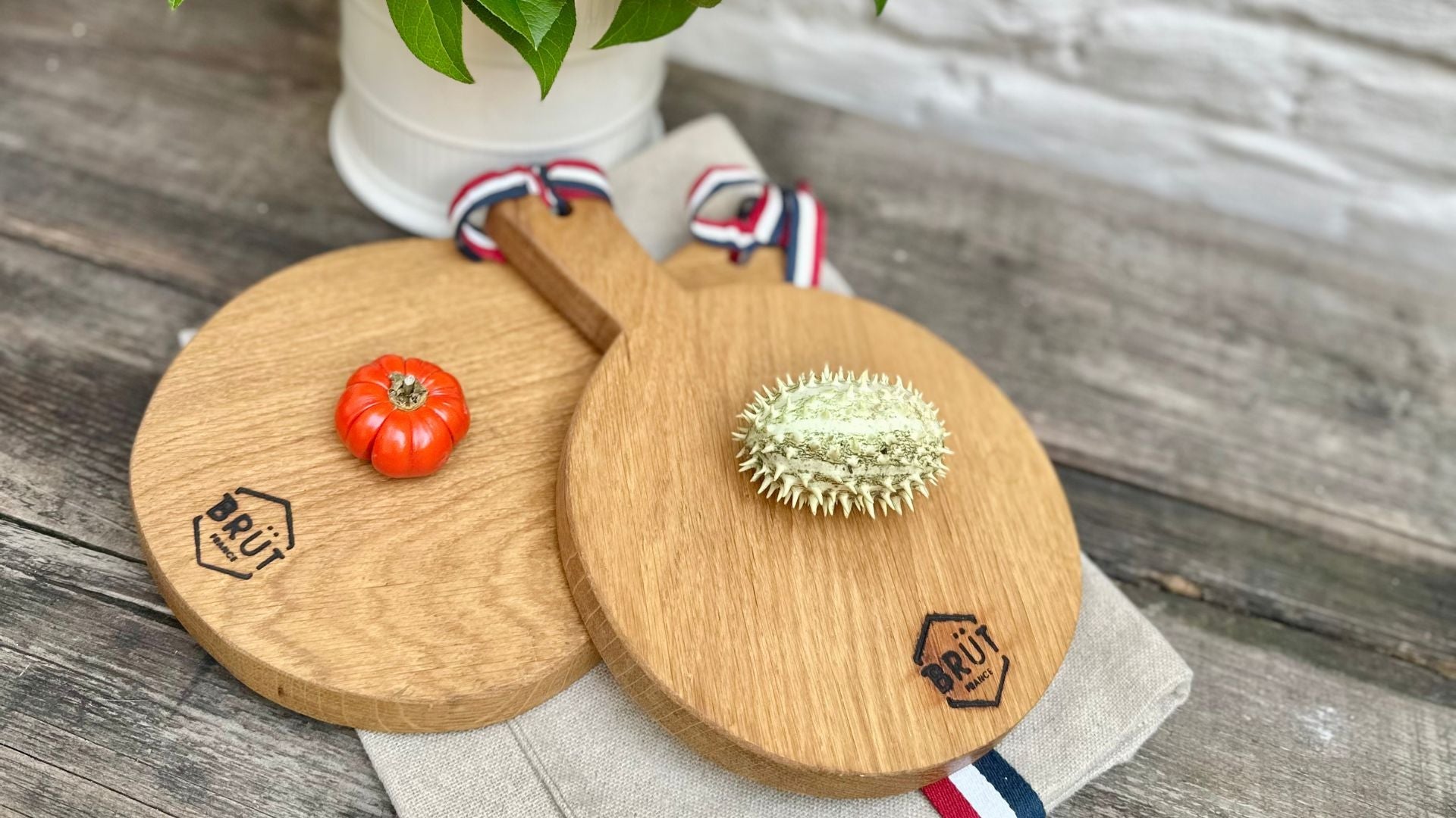 L'élégance et la durabilité : pourquoi opter pour une planche en bois artisanale française ?