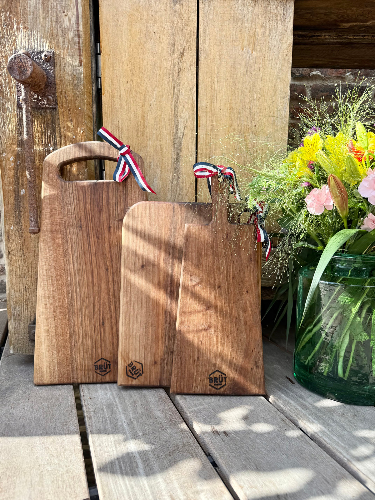 Planches en noyer en bois massif